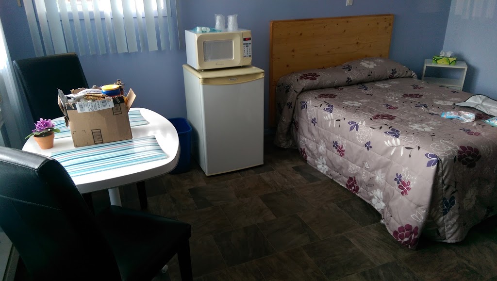 Motel Les Pins | 1523 Rue Principale, Granby, QC J2J 0S4, Canada | Phone: (450) 378-0793