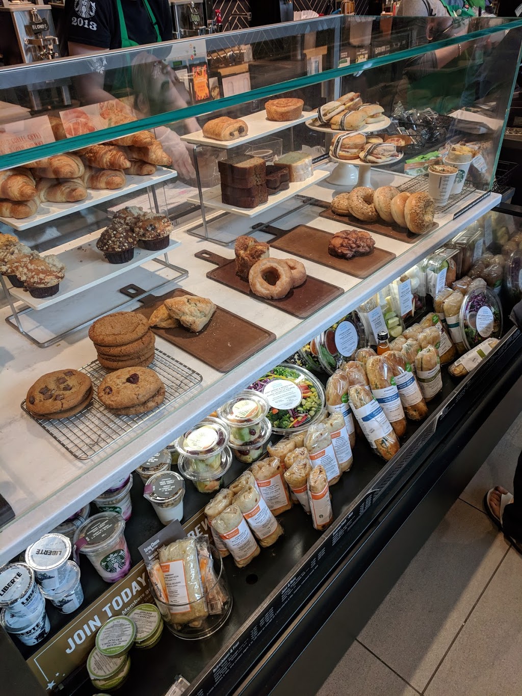 Starbucks | 4076 Confederation Pkwy, Mississauga, ON L5B 0G4, Canada | Phone: (905) 897-3073