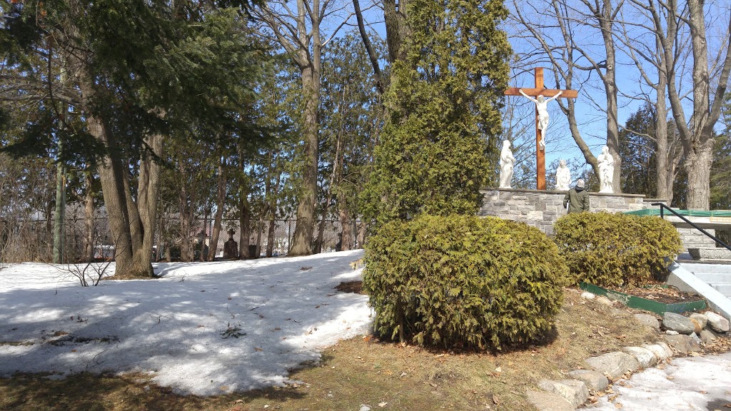 Grotte Notre Dame De Lourdes | 391 Montfort St, Vanier, ON K1L 8G8, Canada | Phone: (613) 745-4516