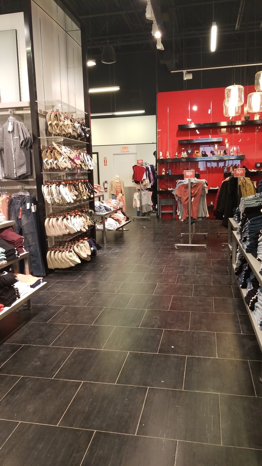 GUESS Factory | Taylor Rd, Niagara-on-the-Lake, ON L0S 1J0, Canada | Phone: (905) 641-5015
