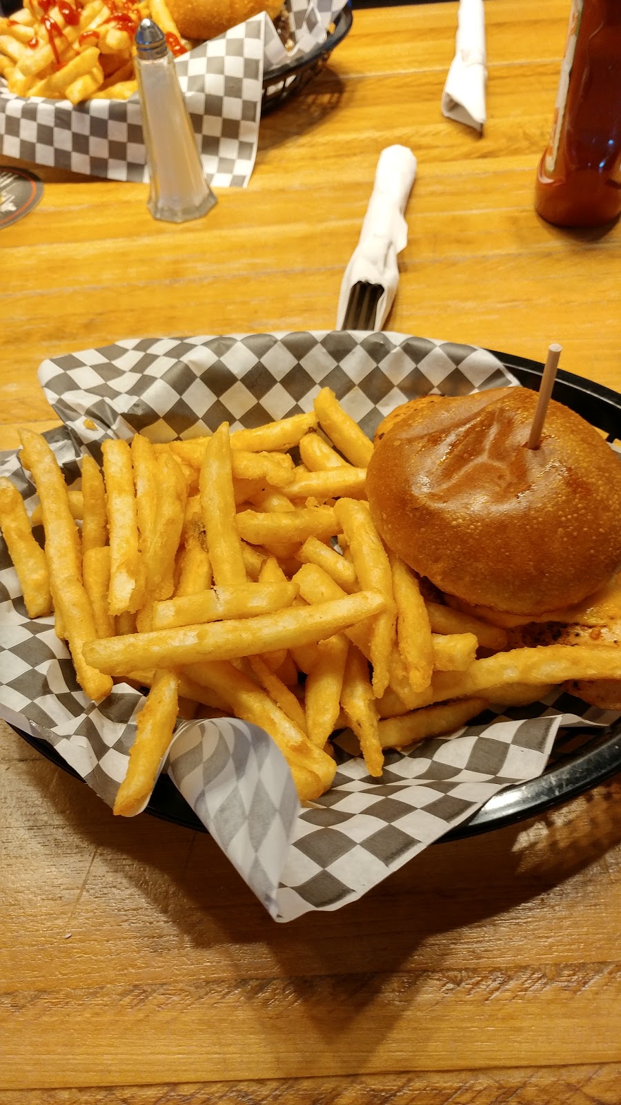 Parks & Rec Gastropub Sports Bar | 3087 Forest Glade Dr, Windsor, ON N8R 1W6, Canada | Phone: (519) 956-8956