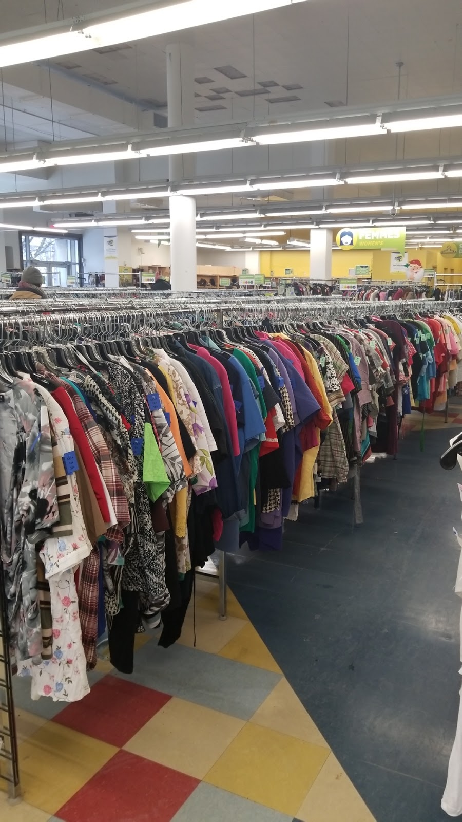 Fripe-Prix Renaissance | 801-803 Boulevard Décarie, Saint-Laurent, QC H4L 3L7, Canada | Phone: (514) 747-2635