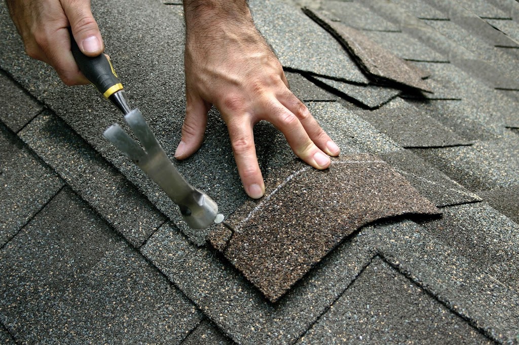 Markham Roofers | 35 Bertram Earnshaw Dr, Markham, ON L6C 2R9, Canada | Phone: (437) 747-1900