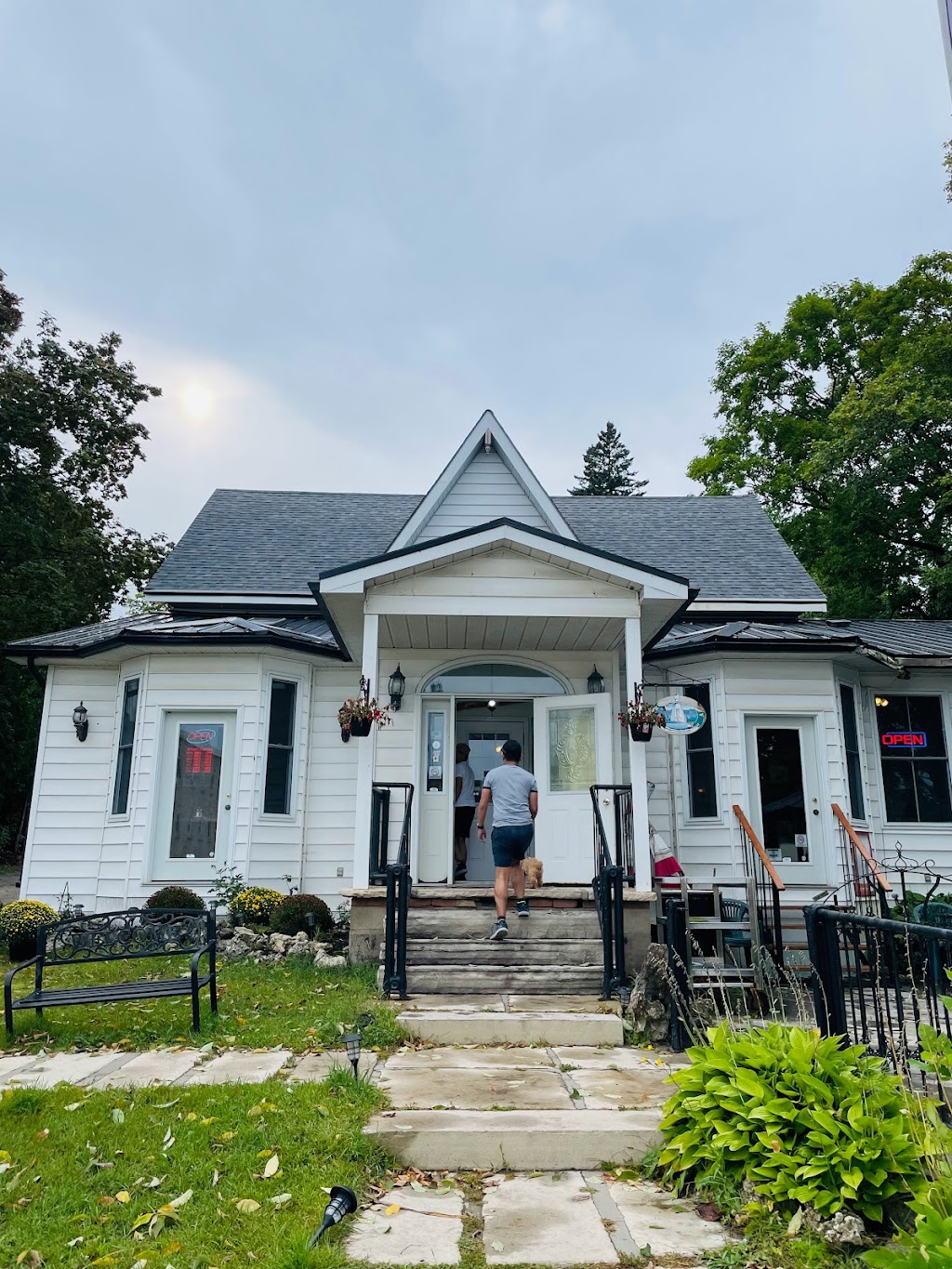 Wiarton Inn Restaurant & Bar | 666 Berford St, Wiarton, ON N0H 2T0, Canada | Phone: (519) 534-3400