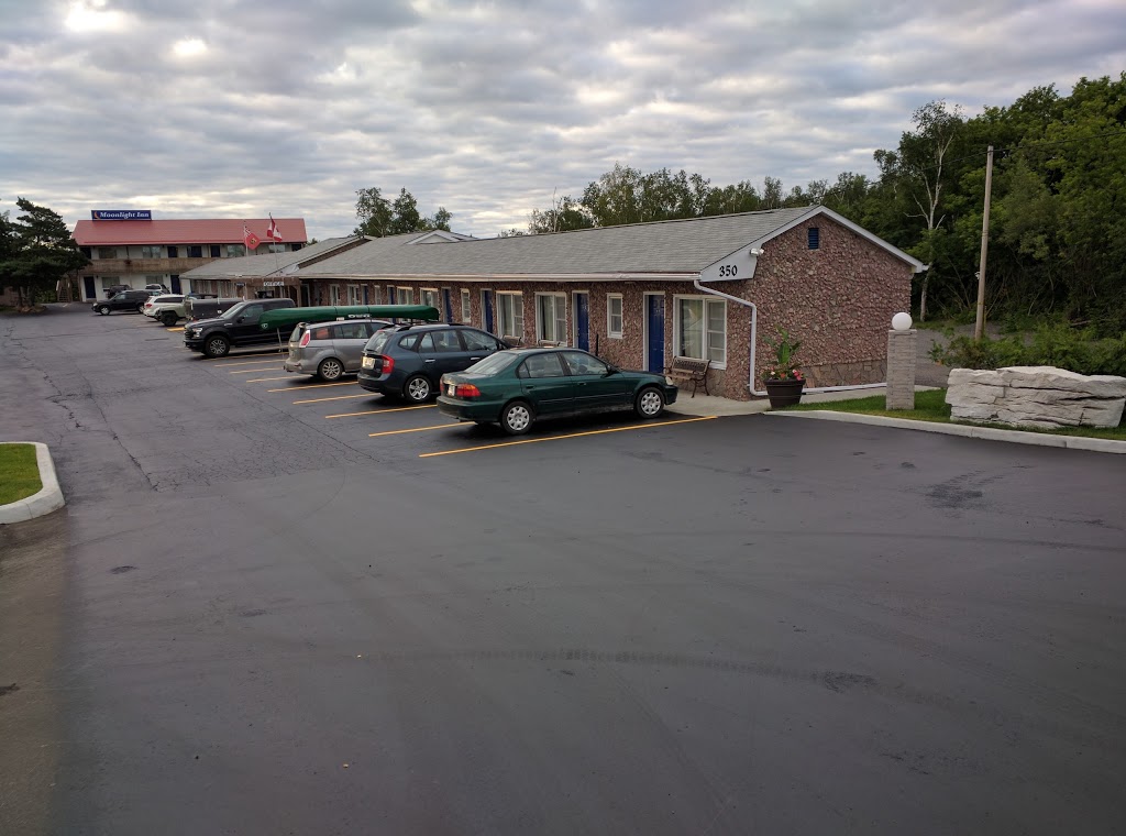 Moonlight Inn and Suites Sudbury | 350 Moonlight Ave, Sudbury, ON P3B 3W3, Canada | Phone: (705) 566-0321