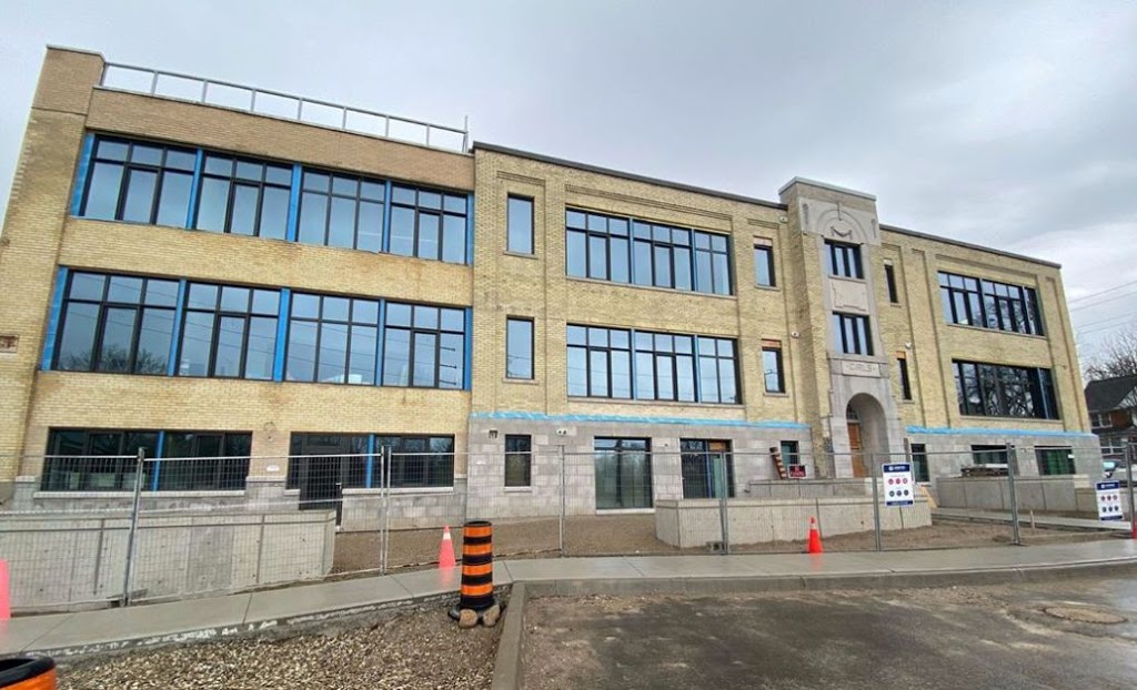 Custom Aluminum Windows and Doors | 31 Hawkins Dr, Barrie, ON L4N 0A7, Canada | Phone: (705) 817-6562