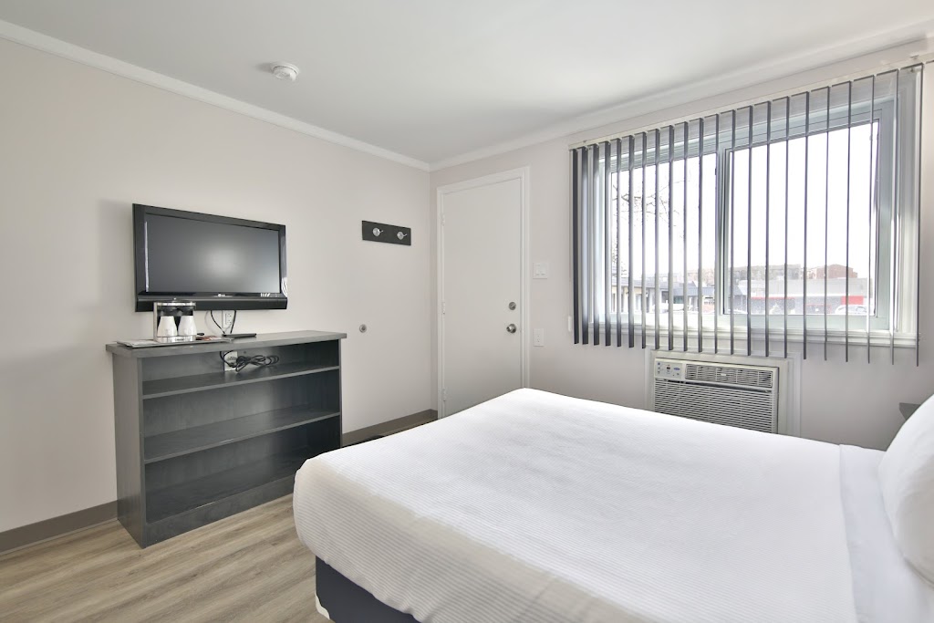 Motel Newstar Laval | 1375 Boulevard des Laurentides, Laval, QC H7N 4Y5, Canada | Phone: (579) 804-9974