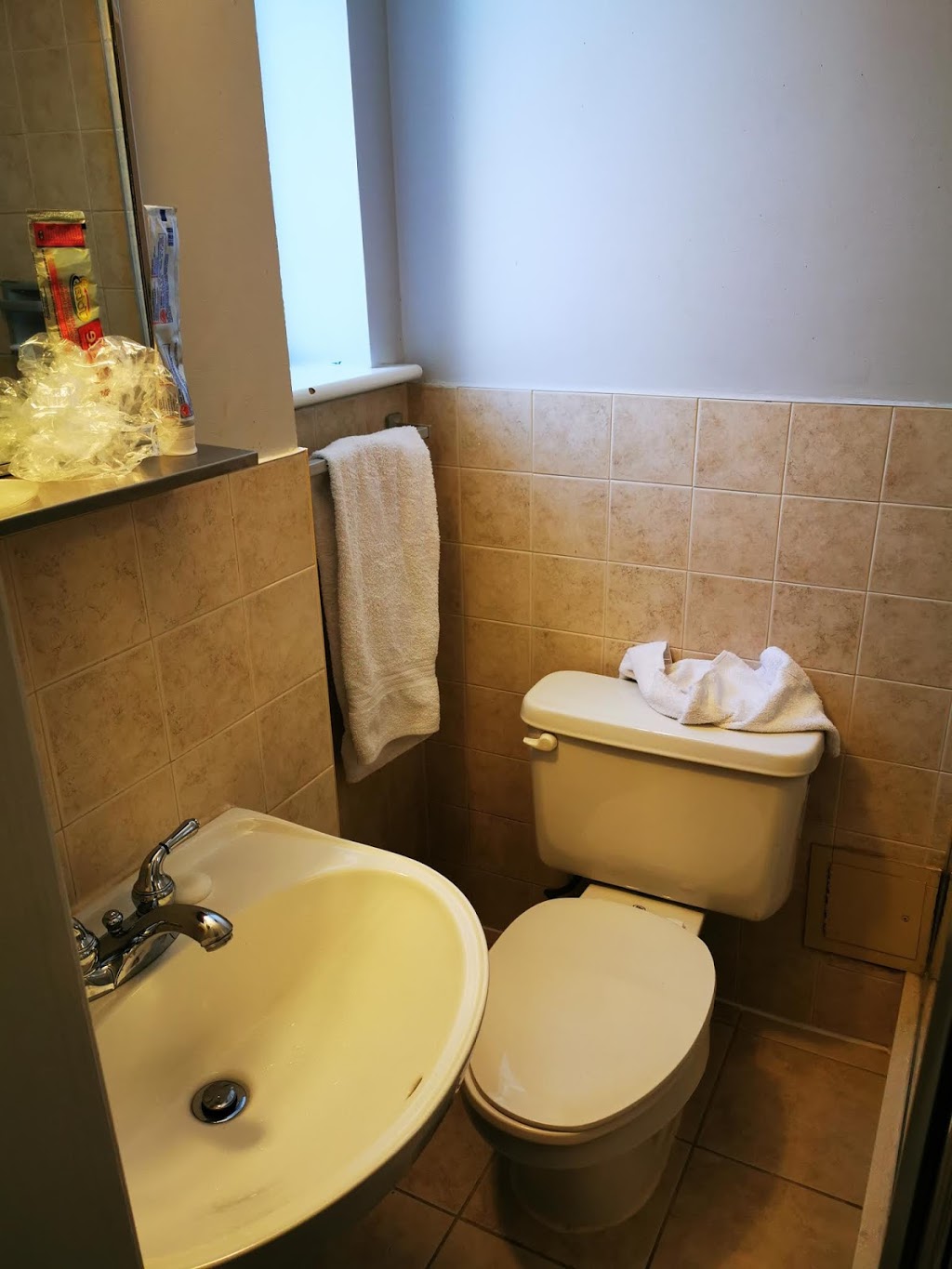 Isabella Hotel & Suites | 556 Sherbourne St, Toronto, ON M4X 1L4, Canada | Phone: (416) 922-2203