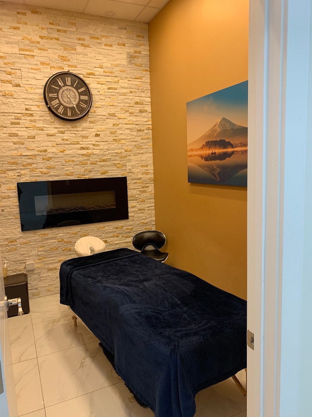 Complete Hillarys Therapeutic Massage | 95 E Hills Blvd SE #20, Calgary, AB T2A 7X4, Canada | Phone: (403) 992-5168