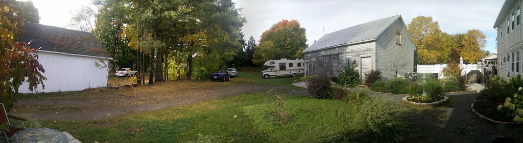 Le Gîte de la Vieille Caisse | 1281 Rue Principale, Saint-Étienne-des-Grès, QC G9C 1M2, Canada | Phone: (819) 655-0327