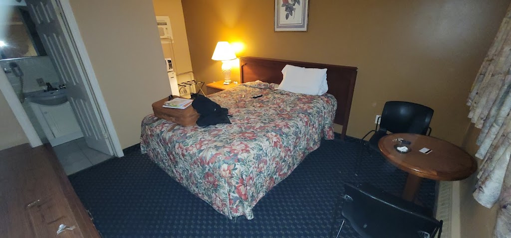 Canadiana Motel | 617 10th St, Hanover, ON N4N 1S1, Canada | Phone: (519) 364-1580