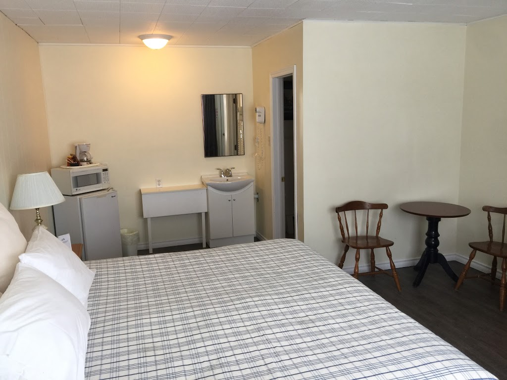 LAKESIDE INN | 86 Creighton St S, Orillia, ON L3V 1B2, Canada | Phone: (705) 325-2514