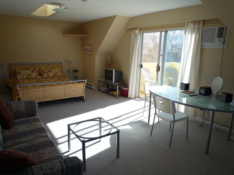 Shoreline B&B | 2633 Bath St, Kelowna, BC V1Y 1M3, Canada | Phone: (250) 863-1505