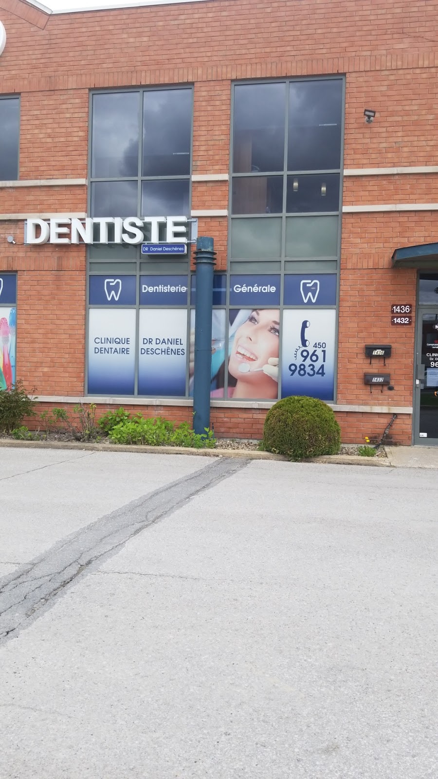 Clinique dentaire Dr Daniel Deschênes | 1432 Grande Allée, Terrebonne, QC J6W 6B7, Canada | Phone: (450) 961-9834