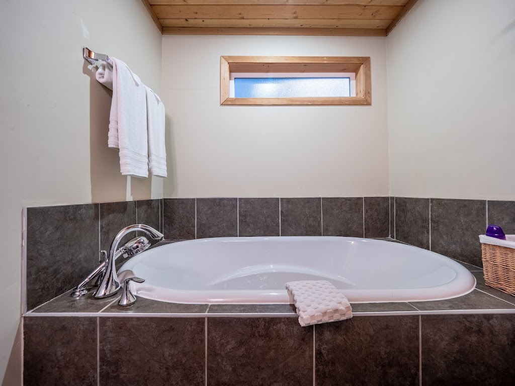 Treehouse Cottage | 7648 Sechelt Inlet Rd, Sechelt, BC V0N 3A4, Canada | Phone: (855) 458-3004