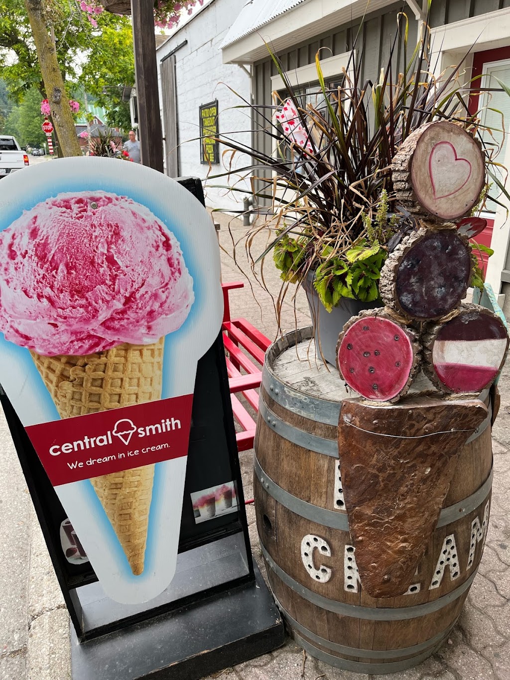 Paris Whats The Scoop? | 20 Mechanic St, Paris, ON N3L 1J9, Canada | Phone: (519) 771-0473