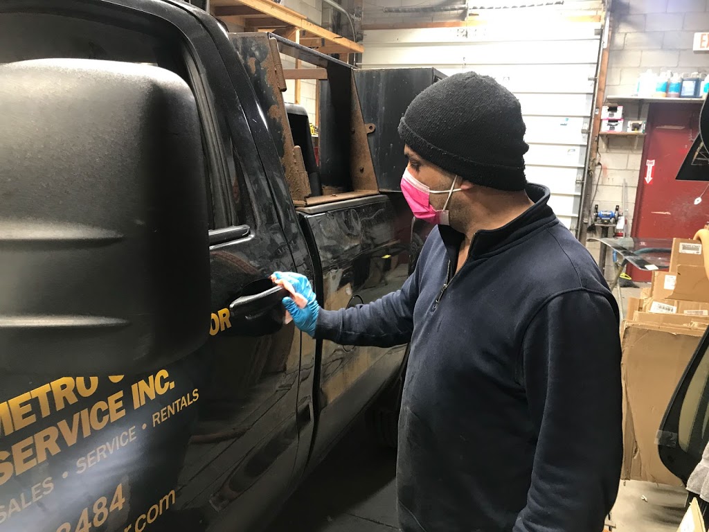 Wizard Auto Glass | 1365 Mid-Way Blvd, Mississauga, ON L5T 2J5, Canada | Phone: (905) 564-5330