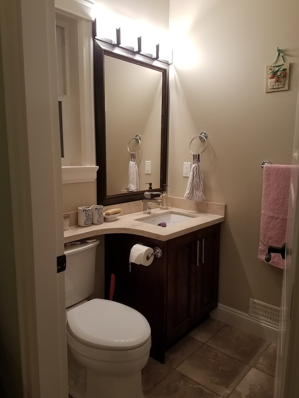 White Rose BnB | 1752 156a St, Surrey, BC V4A 4W1, Canada | Phone: (778) 882-8105