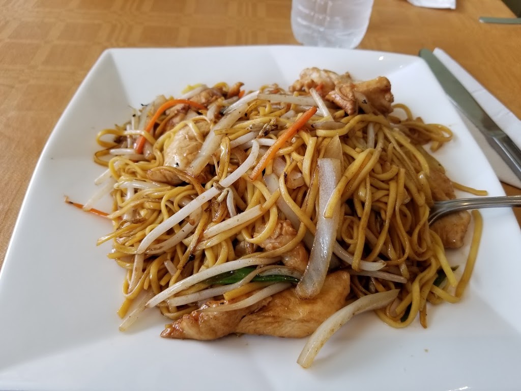 Royal Thai & Hakka Cuisine | 1525 Dundas St E, Whitby, ON L1N 2K7, Canada | Phone: (905) 666-8788