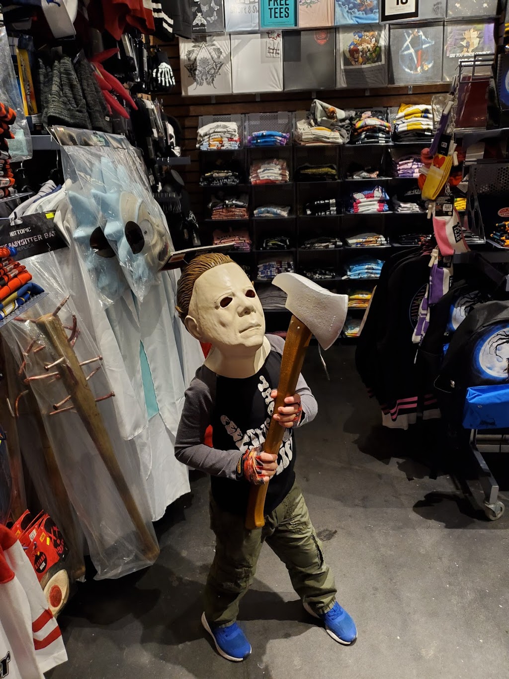 Hot topic | Space 17600 Yonge Street E20, E21, Newmarket, ON L3Y 4Z1, Canada | Phone: (905) 954-0031
