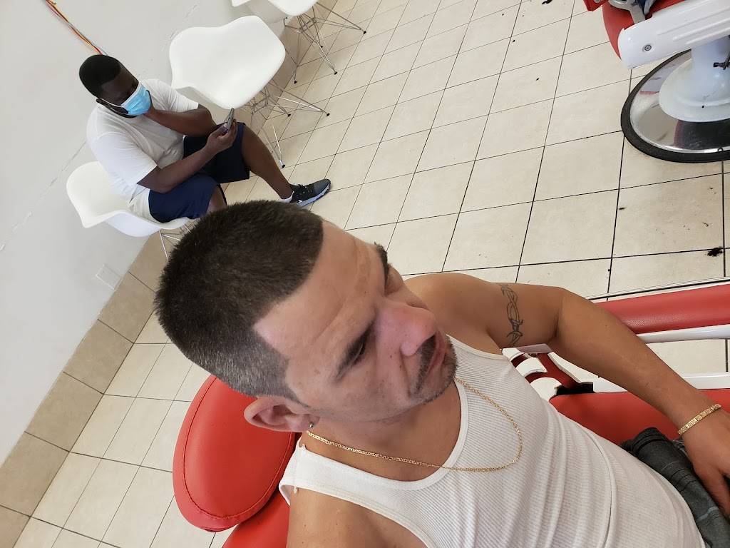 Barber Shop Cinq Sur Cinq | 69 Montréal Rd, Vanier, ON K1L 6E8, Canada | Phone: (613) 746-4004