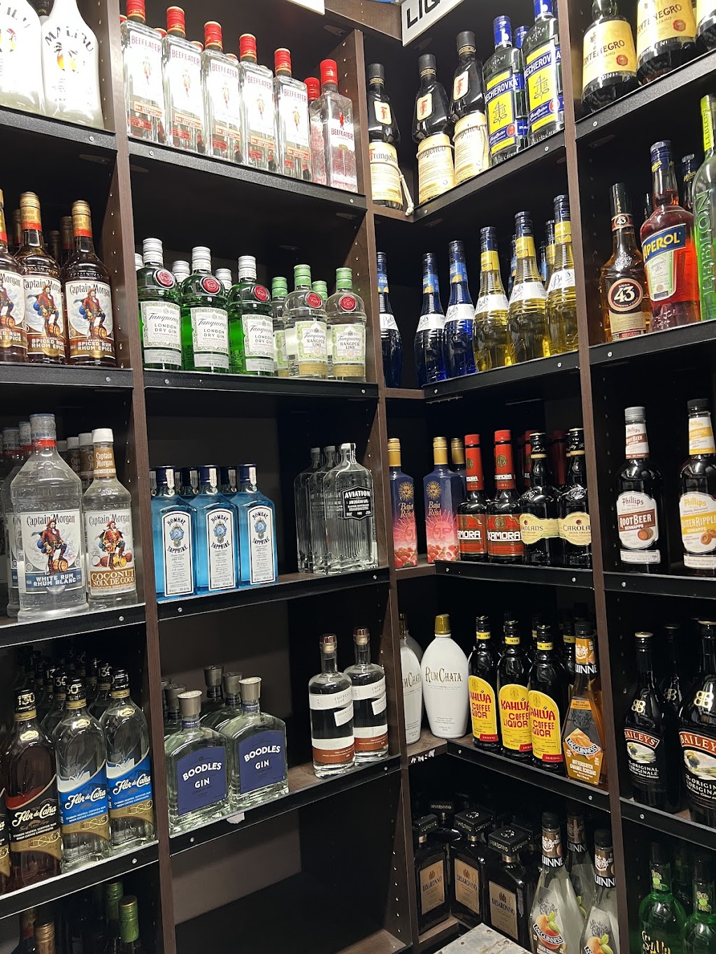 Silverfox pub & liquor store | 614 Douglas Fir Rd, Sparwood, BC V0B 2G0, Canada | Phone: (250) 425-0339