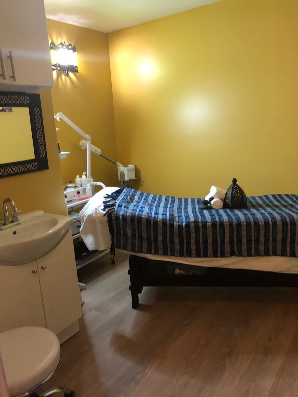 Golden Hands Beauty Spa | 1700 Simcoe St N, Oshawa, ON L1G 4X9, Canada | Phone: (905) 728-3367