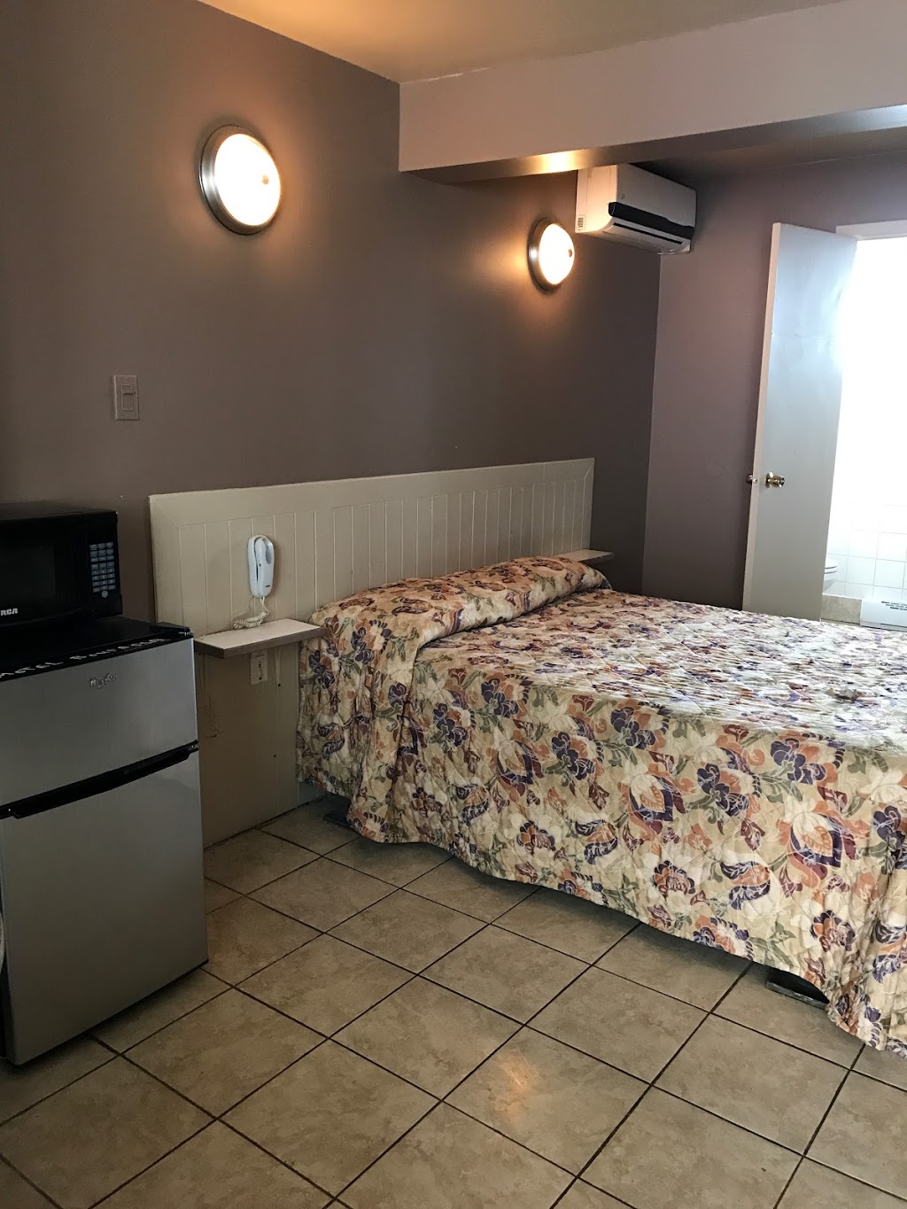 Motel Bourassa | 6325 Boul Henri-Bourassa E, Montréal-Nord, QC H1G 2V4, Canada | Phone: (514) 321-6813