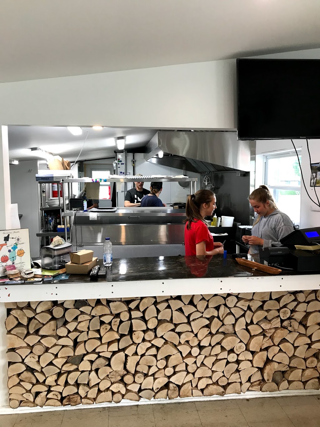 Le Rond Point - Casse Croute | 96 Rue Leclerc, Baie-Saint-Paul, QC G3Z 2L2, Canada | Phone: (418) 760-8706