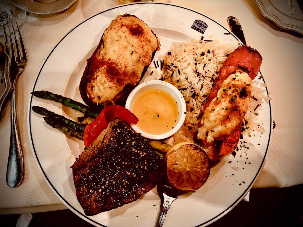 Gibbys | 298 Pl. dYouville, Montréal, QC H2Y 2B6, Canada | Phone: (514) 282-1837