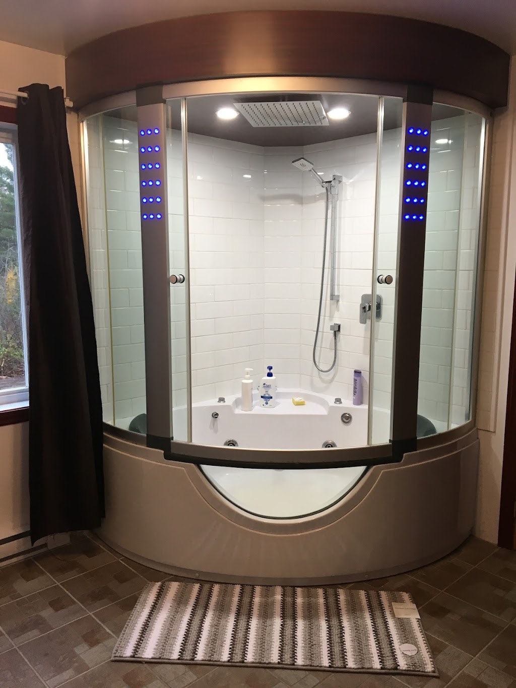 Chalet spa Kodiak | 11 Rue Danielle, Saint-Côme, QC J0K 2B0, Canada | Phone: (514) 663-9990