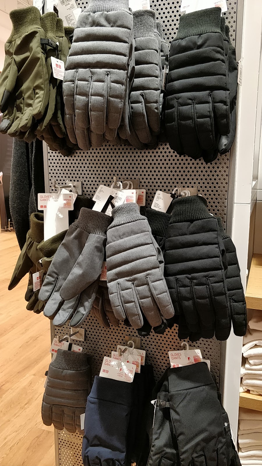 UNIQLO Vaughan Mills | 1 Bass Pro Mills Dr, Concord, ON L4K 5W4, Canada | Phone: (289) 459-1626