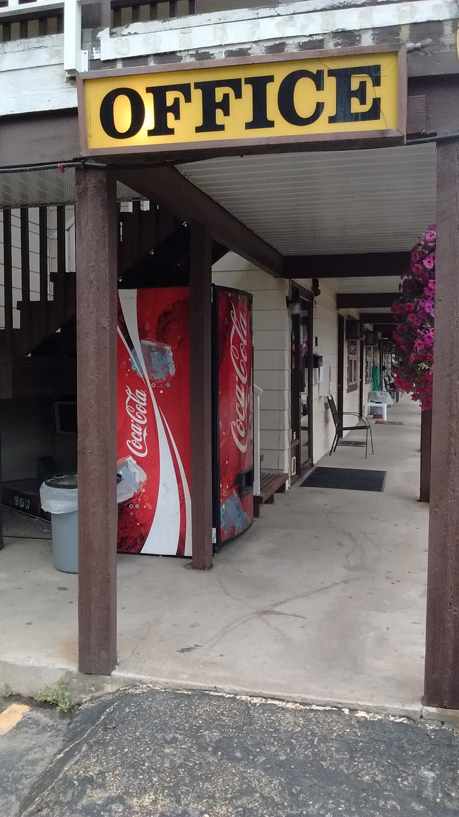 Twin Creeks Motel | 1643 Vernon St, Lumby, BC V0E 2G0, Canada | Phone: (250) 547-9221