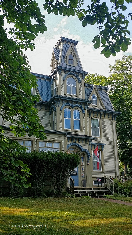 Bluenose Lodge | 10 Falkland St, Lunenburg, NS B0J 2C0, Canada | Phone: (902) 634-8851