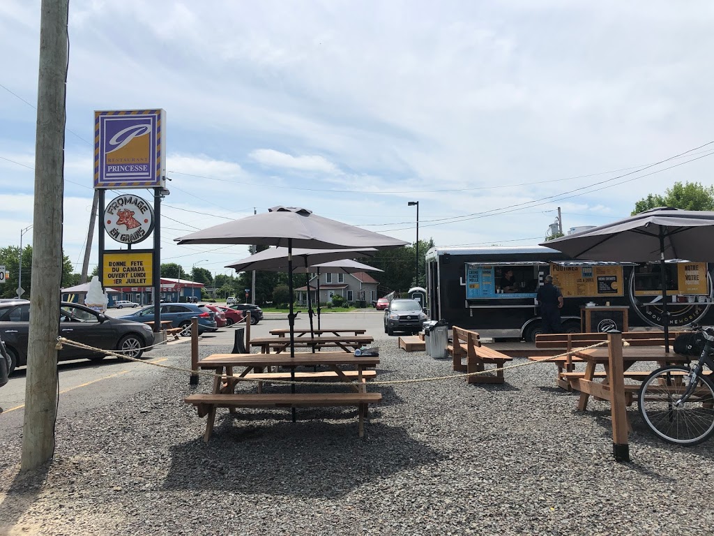 Restaurant Princesse - La p’tite Vache Poutine Mobile | 77 Boulevard Baril O, Princeville, QC G6L 3V4, Canada | Phone: (819) 364-5399