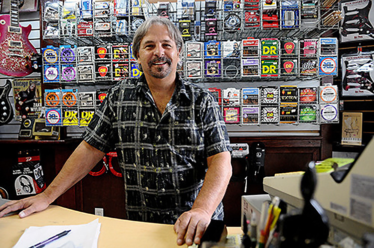 Crossroads Guitar Exchange | 2342 Clarke St, Port Moody, BC V3H 1Y8, Canada | Phone: (604) 937-0703