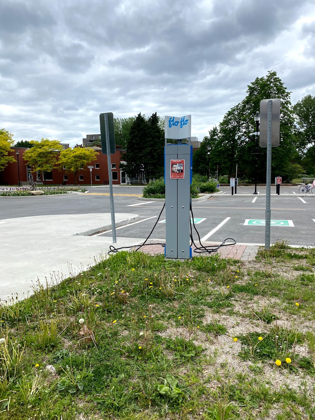 Flo Charging Station | 5788 Croissant Ilan Ramon, Côte Saint-Luc, QC H4W 3L4, Canada | Phone: (844) 825-3356