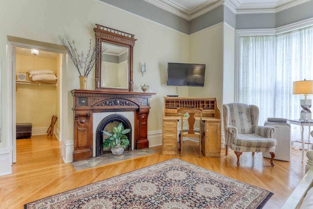 Hochelaga Inn | 24 Sydenham St, Kingston, ON K7L 3G9, Canada | Phone: (613) 549-5534