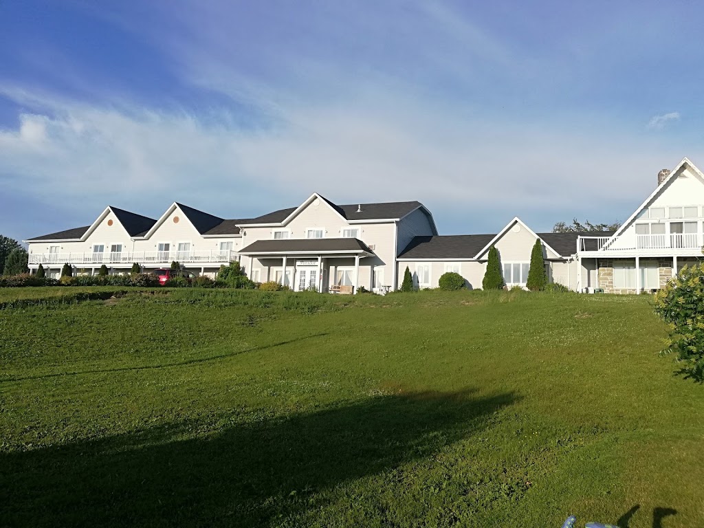 Hotel Le Mirador | 102 Rue Germain, Saint-Alphonse-de-Granby, QC J0E 2A0, Canada | Phone: (450) 375-7363