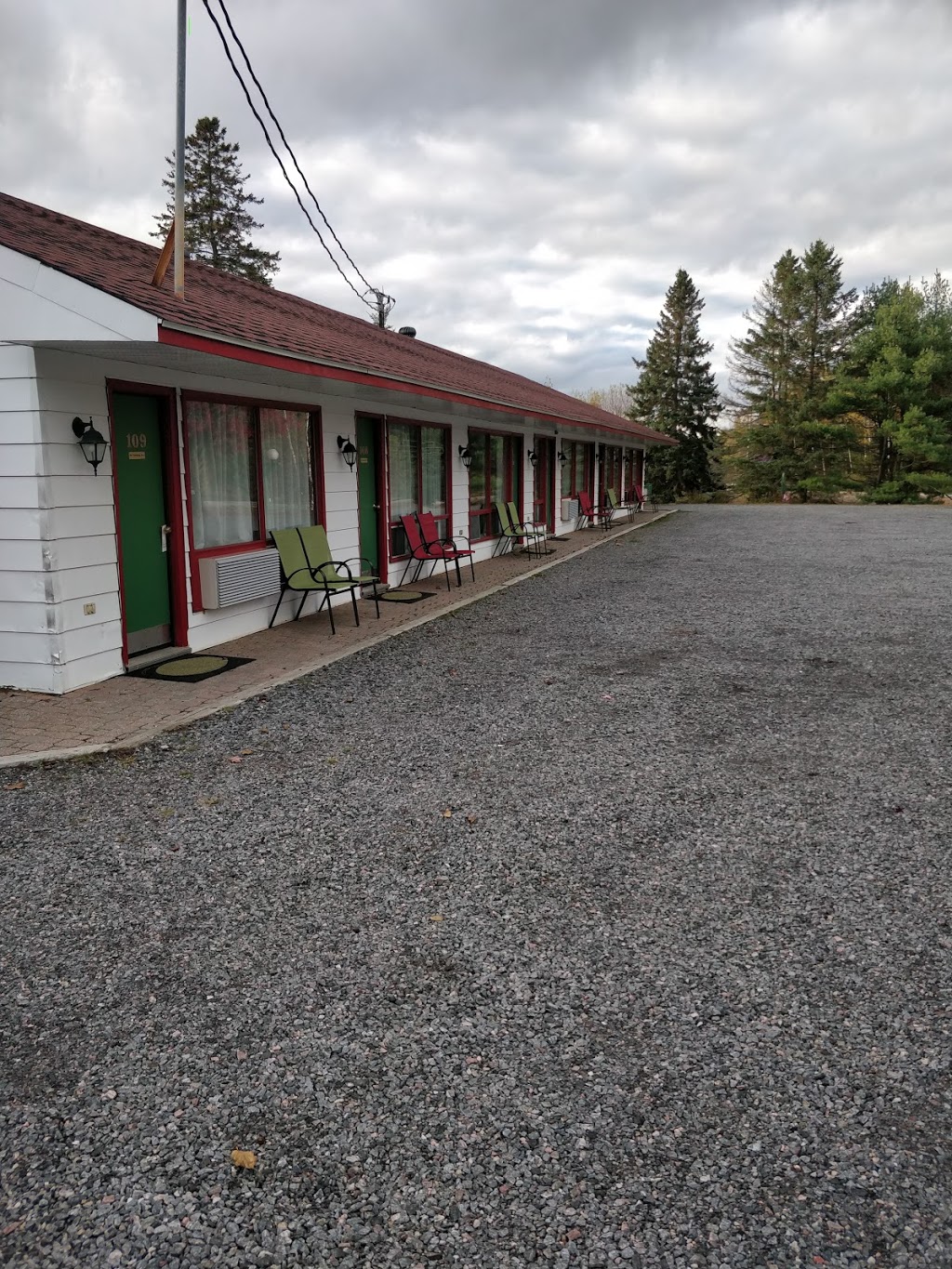 Arrowhead Inn | 210 Arrowhead Park Rd, Huntsville, ON P1H 2J4, Canada | Phone: (705) 789-7307