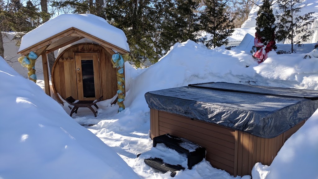 Auberge Près du Lac | 225 Avenue du Lac, Saint-Donat-de-Montcalm, QC J0T 2C0, Canada | Phone: (819) 424-2812