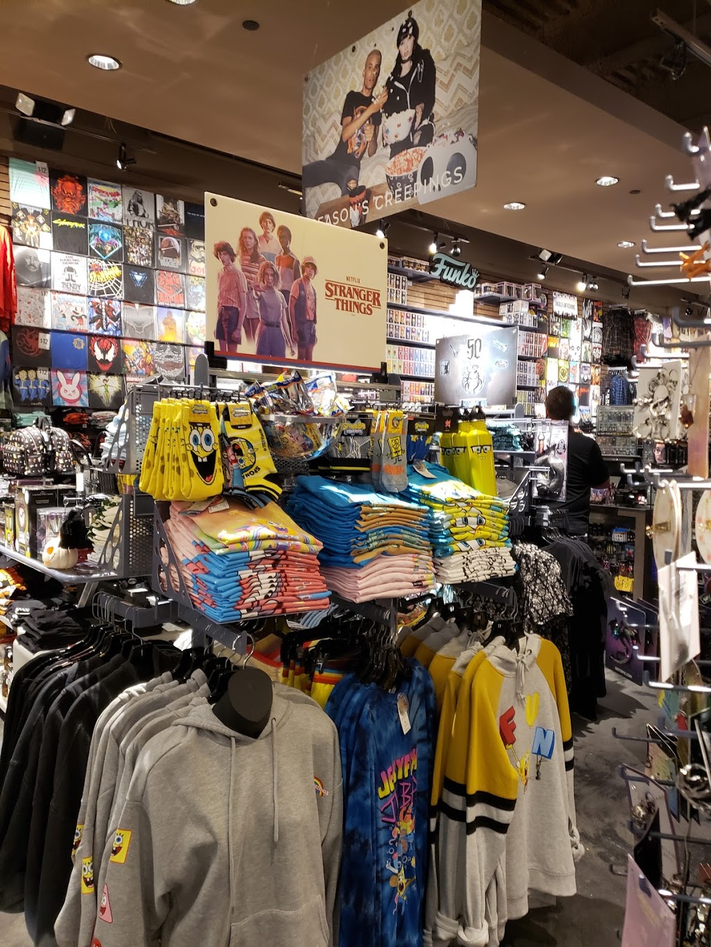 Hot topic | Space 17600 Yonge Street E20, E21, Newmarket, ON L3Y 4Z1, Canada | Phone: (905) 954-0031