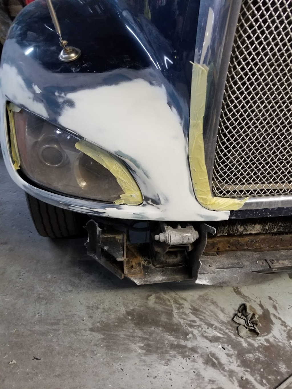 road service carrosserie haji akram | 3844 Boulevard Lévesque O, Laval, QC H7V 1E8, Canada | Phone: (514) 549-2305
