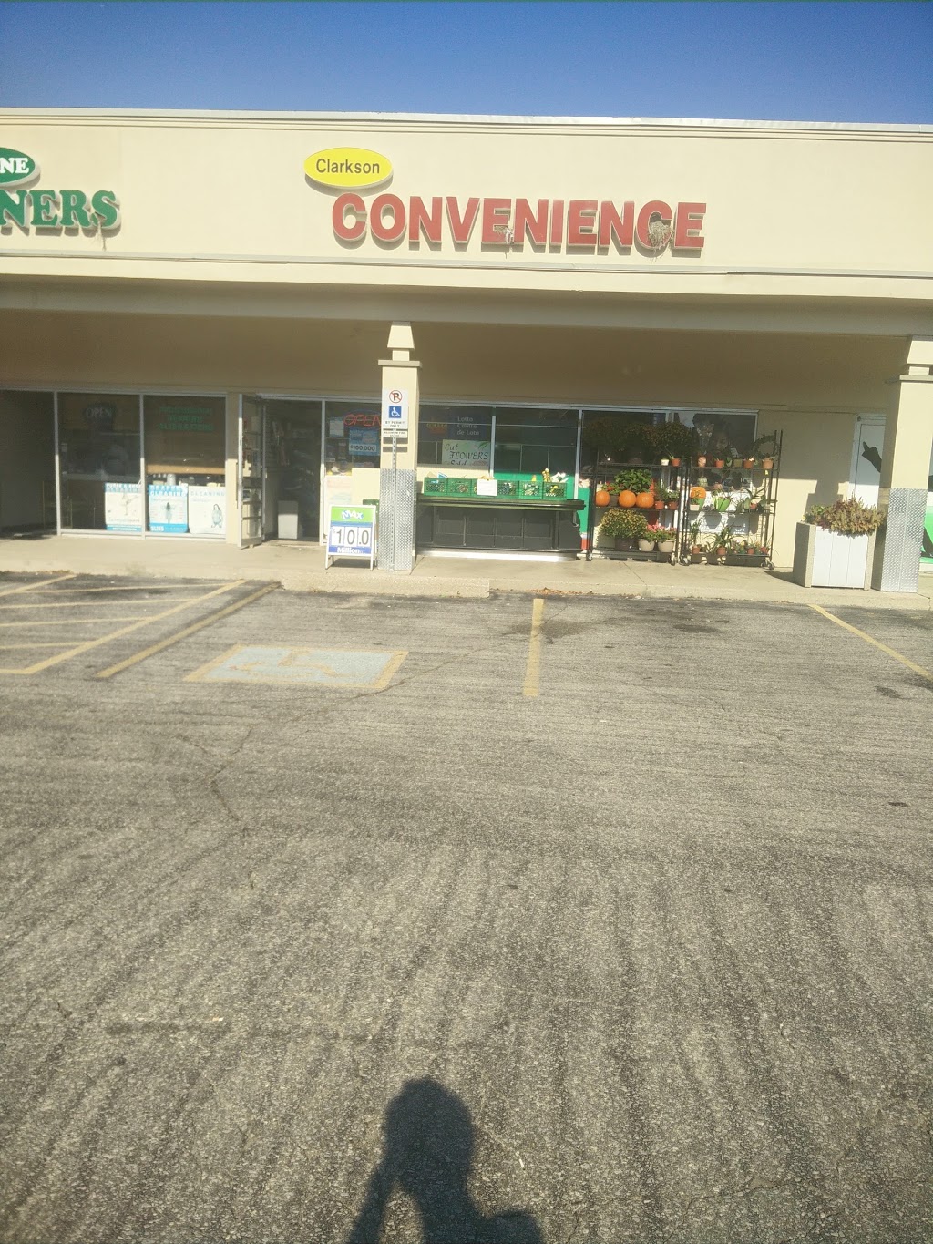 Clarkson Convenience Store | 1575 Clarkson Rd N, Mississauga, ON L5J 0A7, Canada | Phone: (905) 822-0363