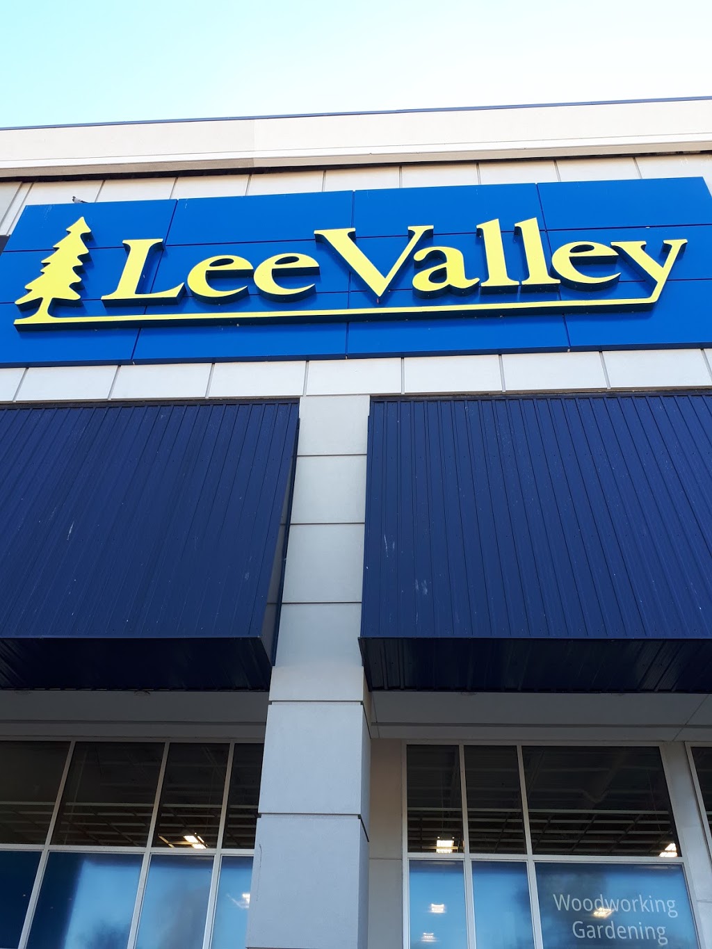 Lee Valley | furniture store | Roundhouse Plaza, 1-3009 Howard Ave, Windsor, ON N8X 3Y9, Canada | 5199664100 OR +1 519-966-4100