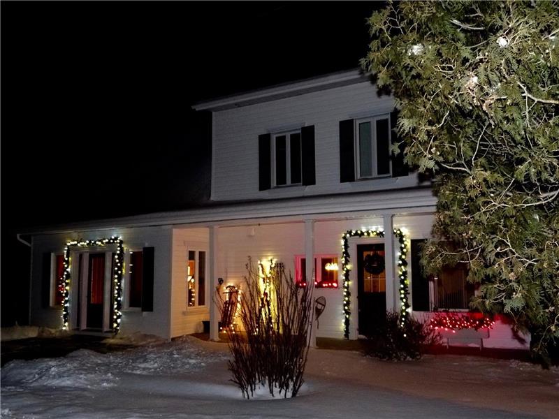 La Vieille Maison de Xavier | 3325 Rue Scott O, Alma, QC G8B 5V2, Canada | Phone: (581) 989-8287