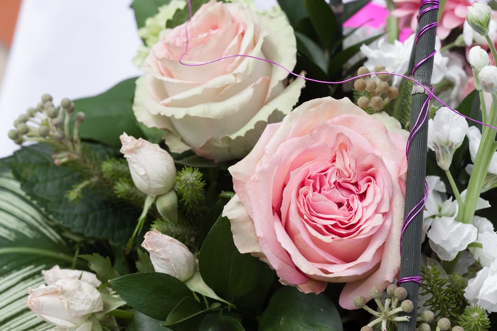 Les Reines des Prés Fleuriste | 224A Chemin du Lac-Millette, Piedmont, QC J0R 1R3, Canada | Phone: (450) 227-9900