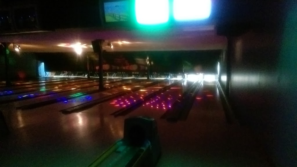 Club 300 Longueuil Bowling Quilles & Karaoké | 1626 Boulevard Taschereau, LeMoyne, QC J4P 3M9, Canada | Phone: (450) 671-7892