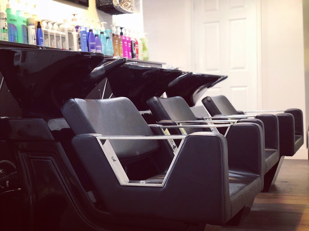Kellys Barber & Beauty | hair care | 30 Marier Ave, Vanier, ON K1L 5S4, Canada | 6137459623 OR +1 613-745-9623