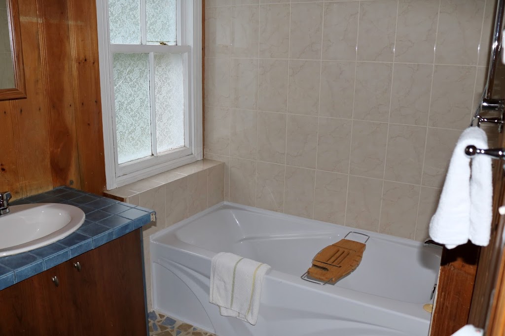 Chalet la renaissance spa et sauna privés | 65 Rue des Opales O, Kingsey Falls, QC J0H 1A0, Canada | Phone: (450) 888-3011